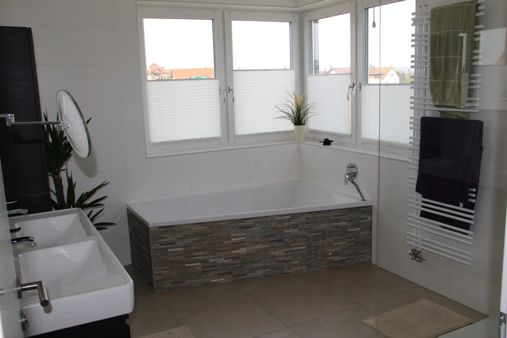 Modernes Bad mit bodengleicher Dusche