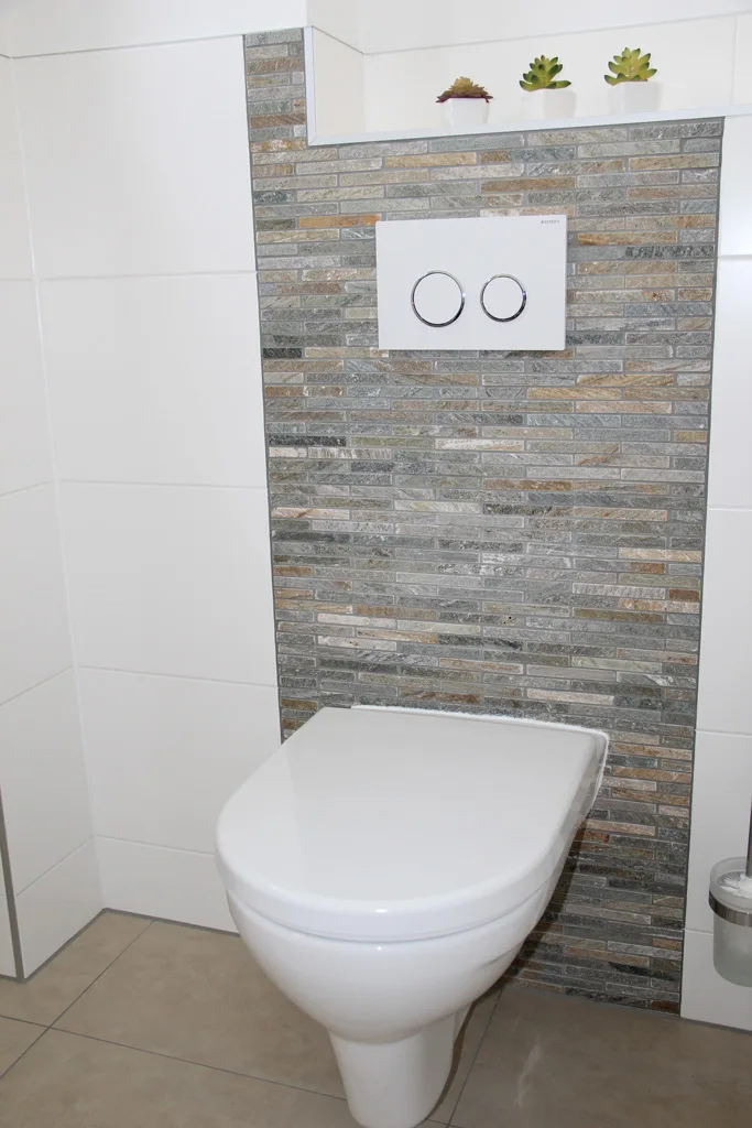 Badewanne und helle Wandflächen