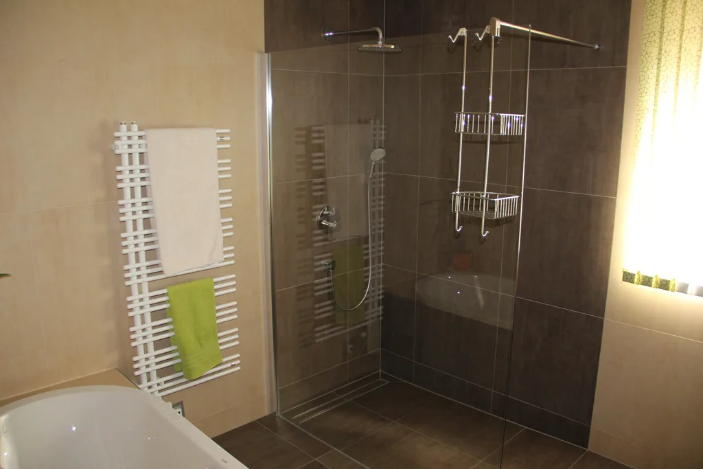 Badmöbel und Sanitärkeramik in einem neuen Bad