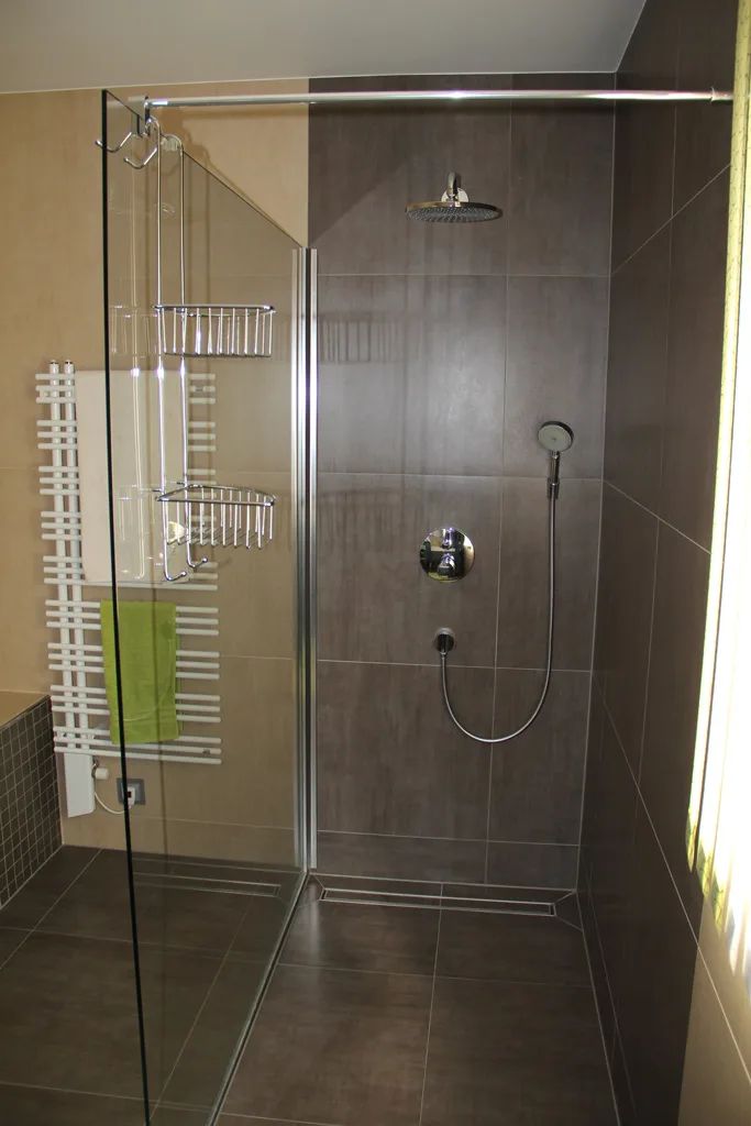 Durchdachte Stauraumlösung in einem Badezimmer