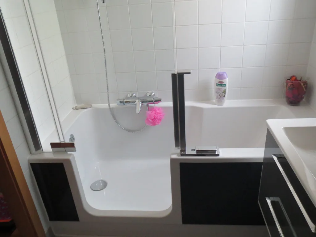 Badlösung mit Badewanne und Dusche