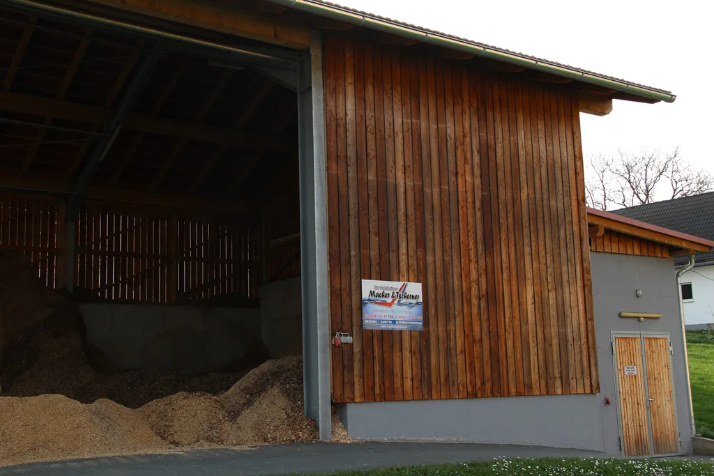 Technikraum mit moderner Heizungsanlage