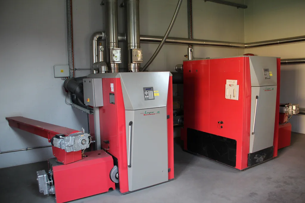Speicher und Leitungen in einem Technikraum