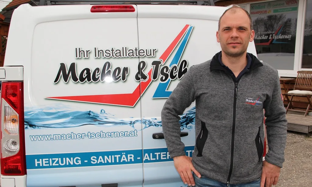 Reinhard Tscherner vor dem Firmenfahrzeug