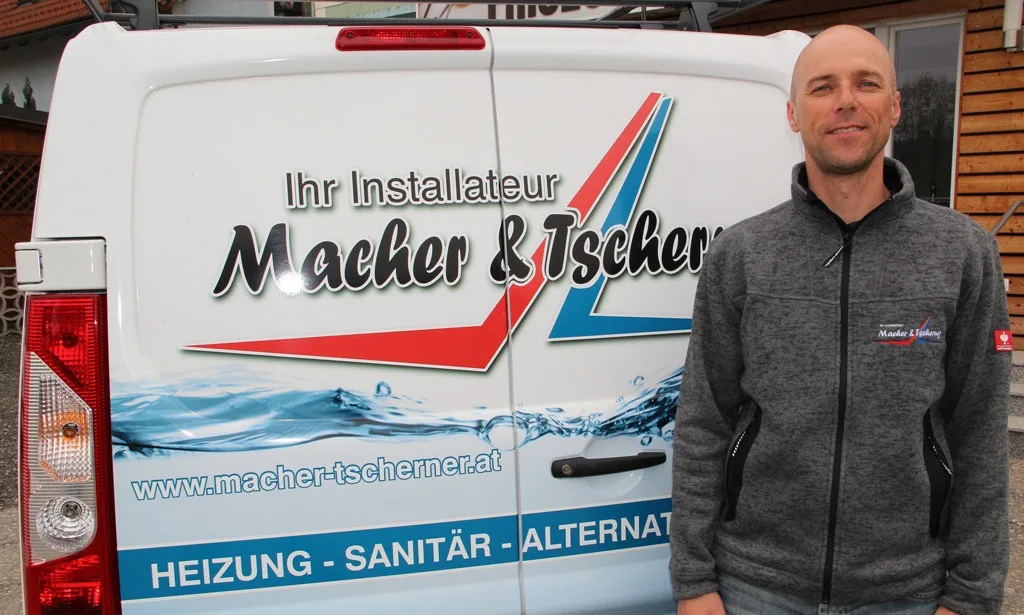 Wilfried Macher vor dem Firmenfahrzeug