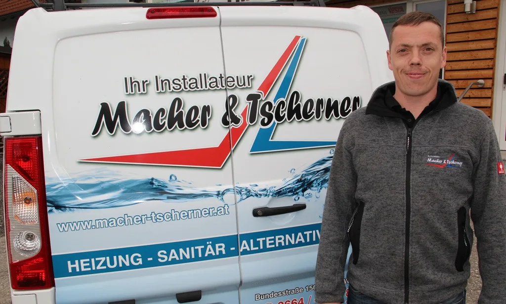 Christian Schwarzbauer vor dem Firmenfahrzeug