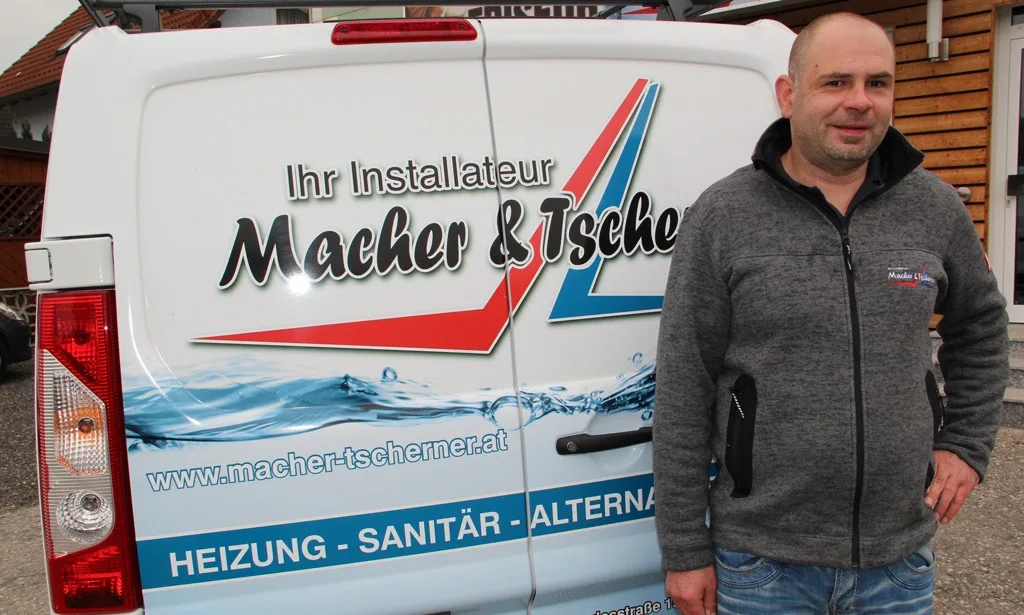 Klaus Elsnig vor dem Firmenfahrzeug