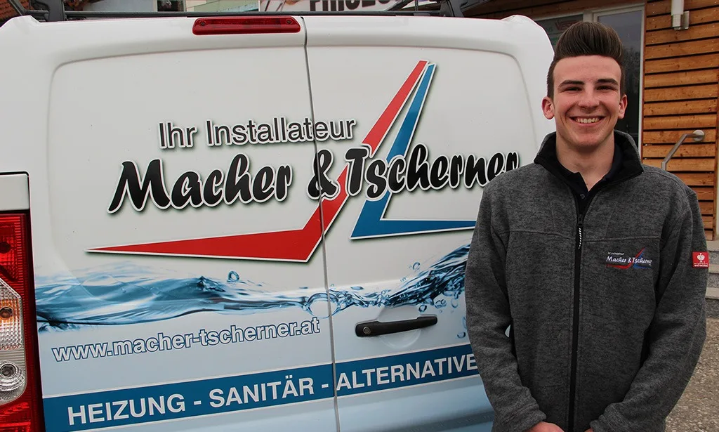 Maximilian Kager vor dem Firmenfahrzeug